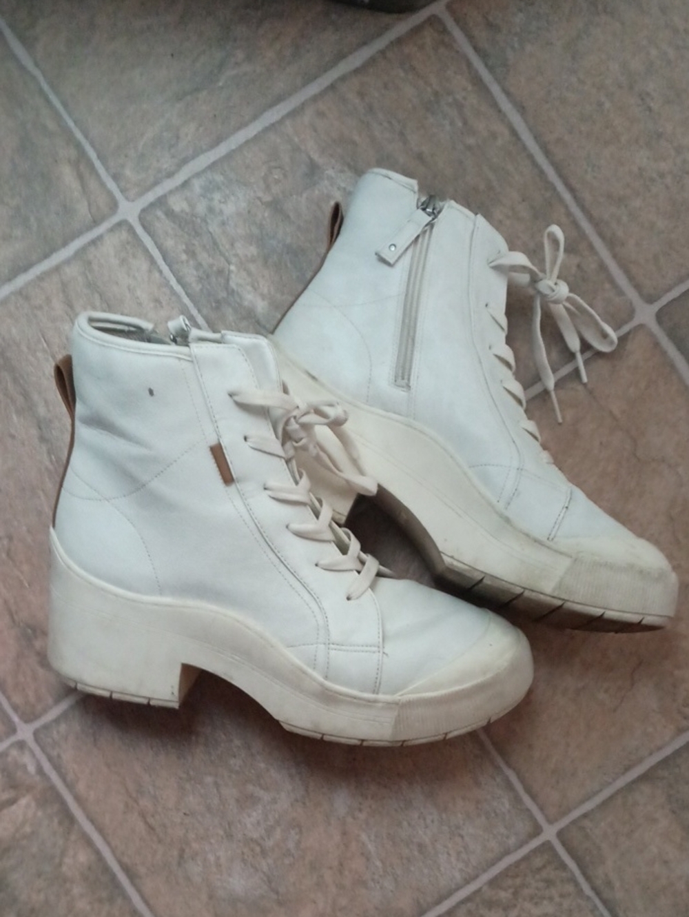 Dr. Scholl's Cream Lace-Up Platform Ankle Boots